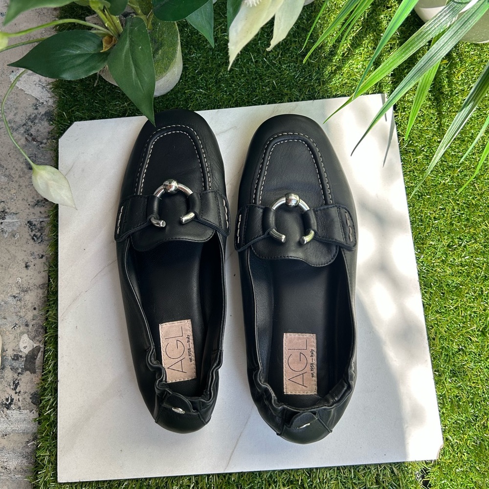 Moccasin with piercing
Midnight SHERYL MOC | AGL
S445.00 size 7.5 - Picture 4 of 16